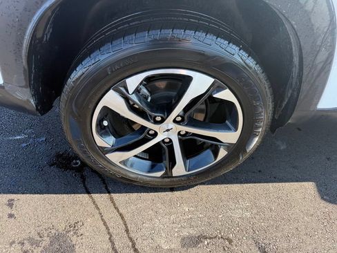 Used 2024 Chevrolet Trax RS w/ Sunroof Package FWD image 17