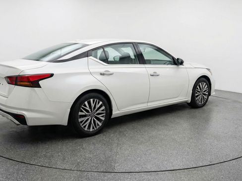 Used 2025 Nissan Altima 2.5 SV image 9