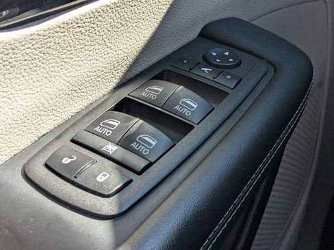 Used 2023 Chrysler Pacifica Limited image 23