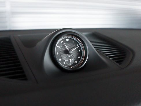 Certified 2025 Porsche Macan image 24