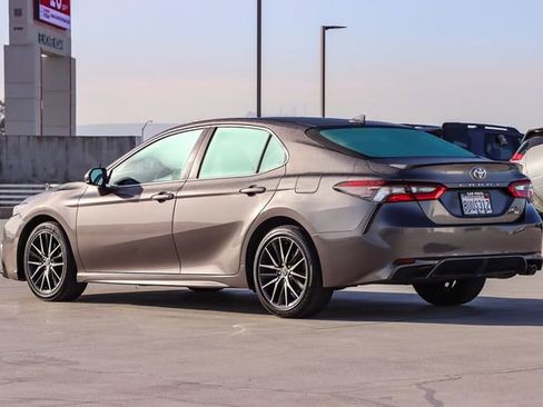 Used 2021 Toyota Camry SE image 6