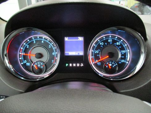 Used 2014 Chrysler Town & Country Touring image 20