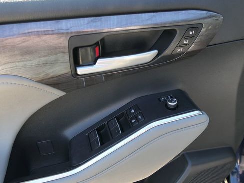 Used 2023 Toyota Highlander Platinum image 11