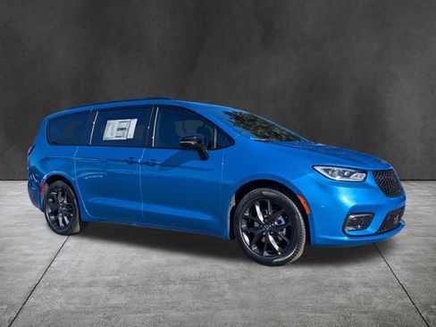 New 2026 Chrysler Pacifica Select w/ S Appearance Package image 2