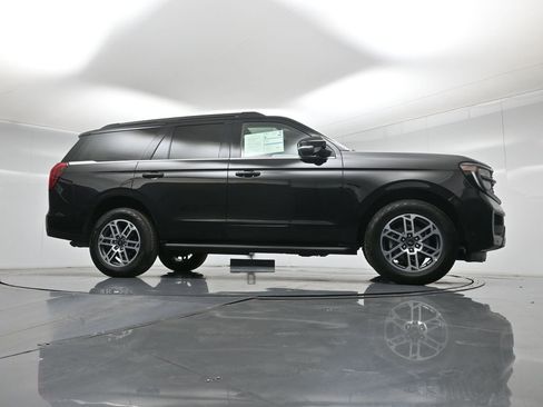 Certified 2025 Ford Expedition Active image 4
