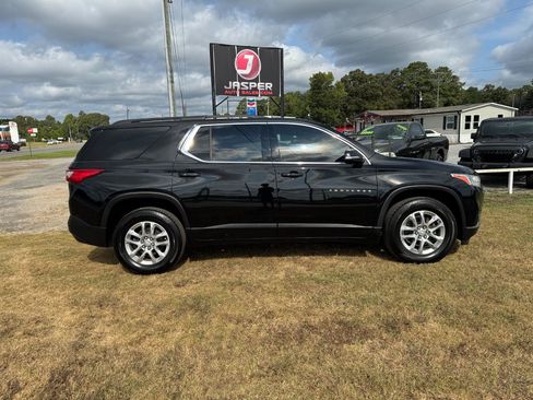 Used 2021 Chevrolet Traverse LT FWD image 2