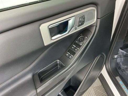Used 2020 Ford Explorer Platinum image 16