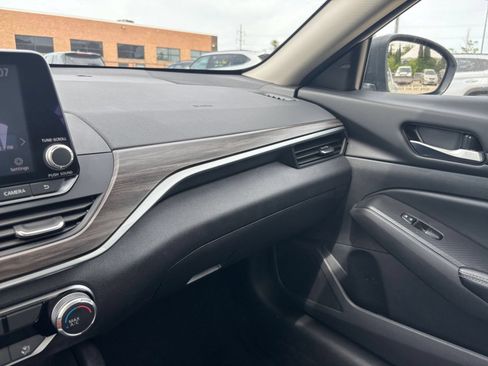 Used 2025 Nissan Altima 2.5 SV FWD image 30