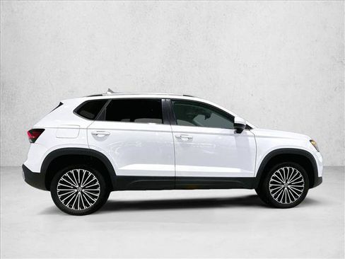 Used 2025 Volkswagen Taos SE FWD image 5