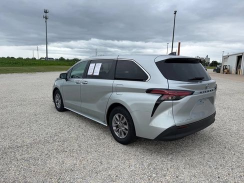 Used 2022 Toyota Sienna LE AWD/4WD image 5