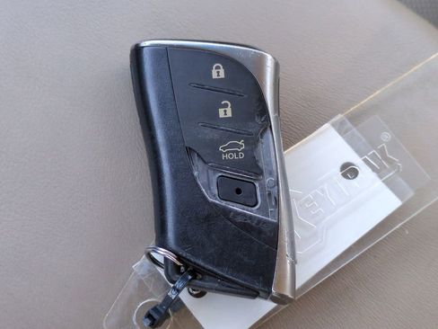 Used 2020 Lexus ES 300h w/ Premium Package image 25