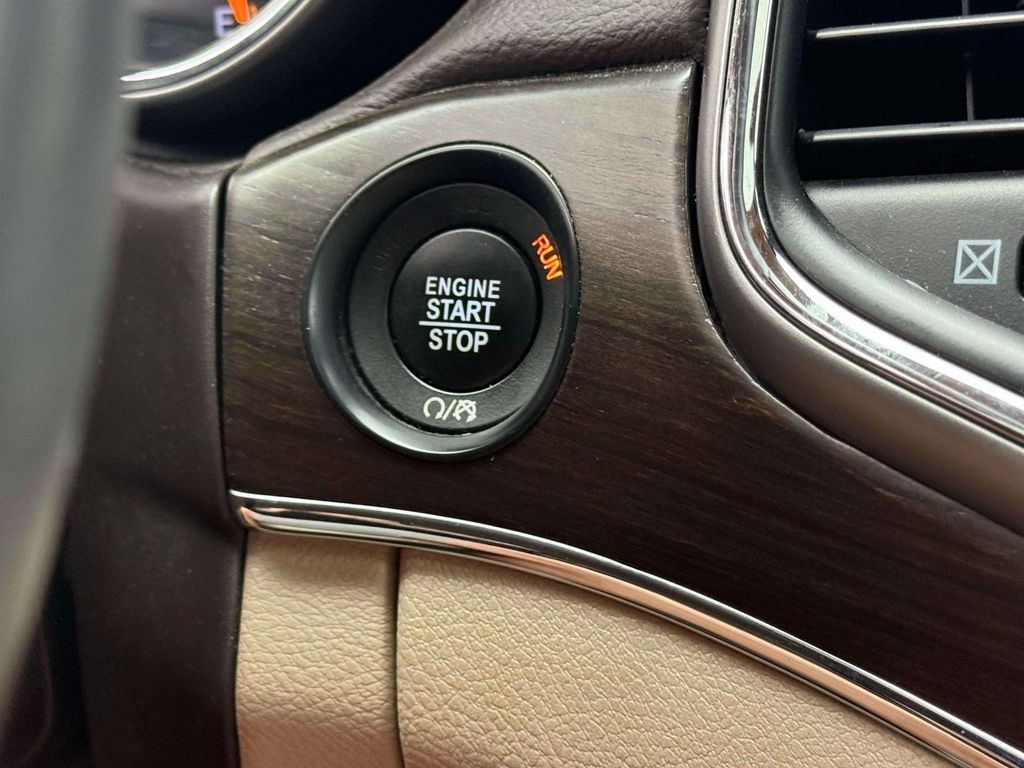 Used 2018 Jeep Grand Cherokee Overland AWD/4WD image 21
