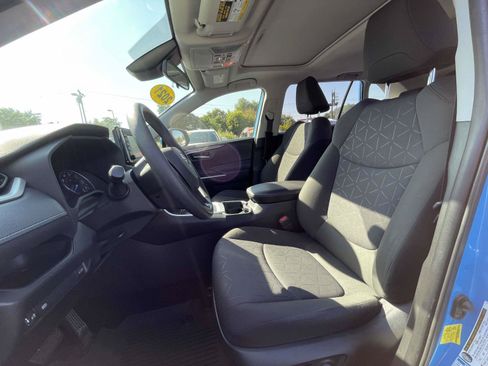 Used 2021 Toyota RAV4 XLE w/ Convenience Package AWD/4WD image 18
