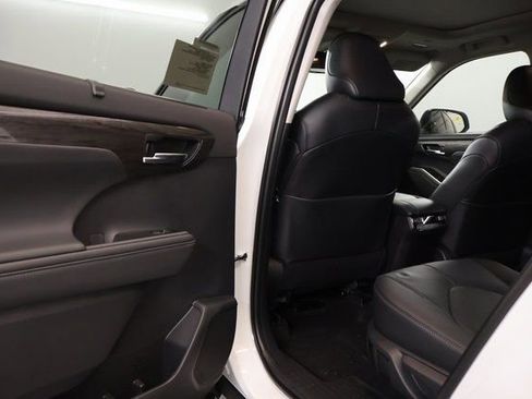 New 2026 Toyota Highlander Platinum image 28