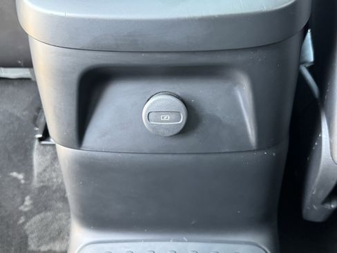 Used 2024 Volvo XC90 T8 Ultimate w/ Lounge Package image 38