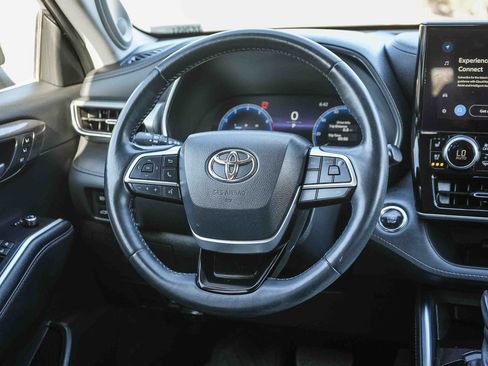 Used 2023 Toyota Highlander Platinum FWD image 18