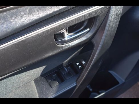 Used 2017 Toyota Corolla LE w/ Carpet Mat Package (TMS) FWD image 18