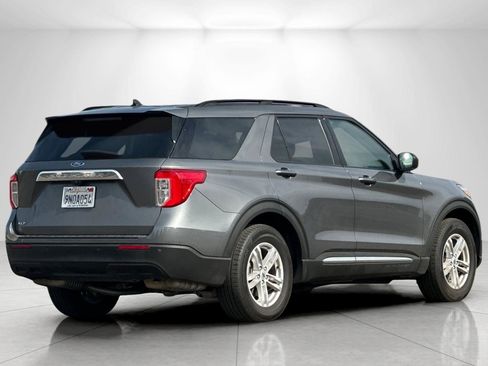Used 2023 Ford Explorer XLT image 3
