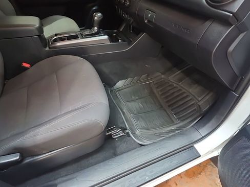 Used 2019 Toyota Tacoma TRD Off-Road image 11