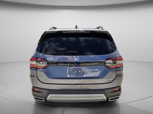Certified 2025 Honda Pilot Touring image 6