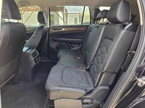 Used 2025 Volkswagen Atlas SE FWD image 25