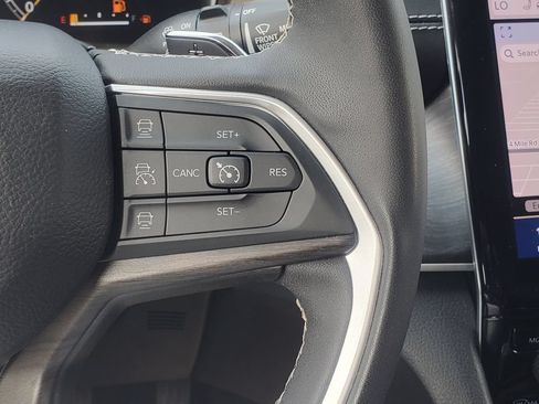 Used 2023 Jeep Grand Cherokee L Limited AWD/4WD image 14