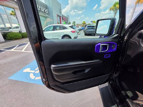 Used 2021 Jeep Wrangler Unlimited Sahara w/ Uconnect 4C Nav & Sound Group AWD/4WD image 16