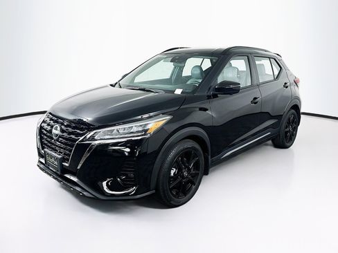 Used 2023 Nissan Kicks SR w/ SR Premium Package FWD image 3