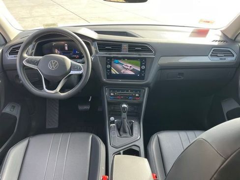 Used 2024 Volkswagen Tiguan SE w/ Panoramic Sunroof Package image 10