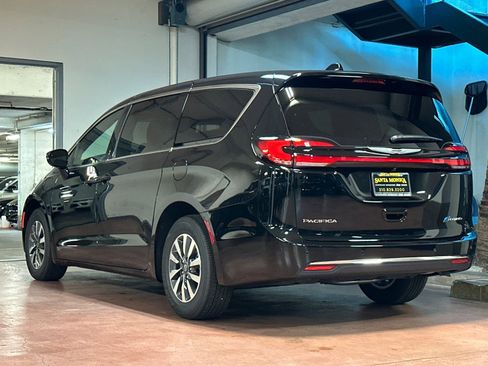 New 2026 Chrysler Pacifica Select image 3