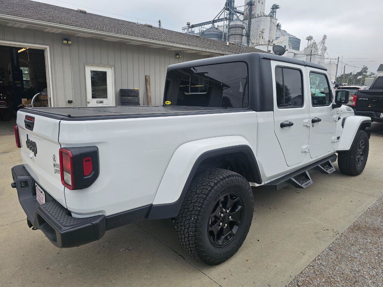 Used 2023 Jeep Gladiator Sport AWD/4WD image 3