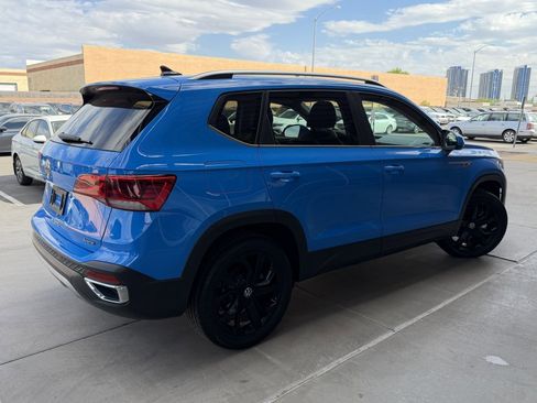 Used 2022 Volkswagen Taos SE w/ Panoramic Sunroof Package image 4