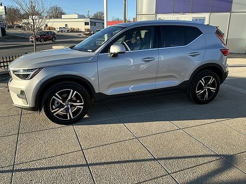 Certified 2025 Volvo XC40 B5 Core image 11