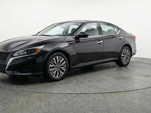 Used 2025 Nissan Altima 2.5 SV image 3