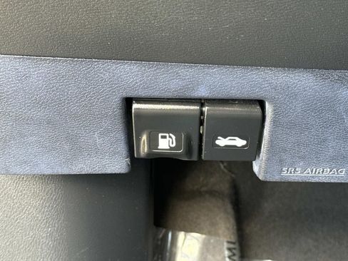 Used 2022 Nissan Versa SV image 37