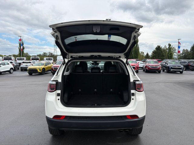 Used 2018 Jeep Compass Limited w/ Navigation Group AWD/4WD image 13