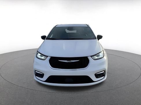 Used 2025 Chrysler Pacifica Select image 4