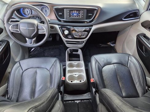 Used 2017 Chrysler Pacifica LX image 16