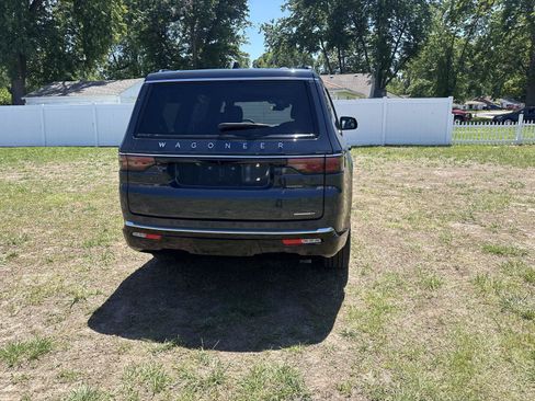 Used 2024 Jeep Wagoneer Series III w/ Premium Group I AWD/4WD image 7