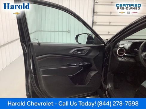 Certified 2025 Chevrolet Trax RS FWD image 17