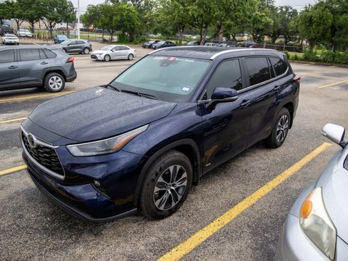 Used 2026 Toyota Highlander XLE AWD/4WD image 3