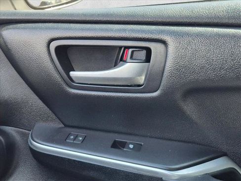 Used 2016 Toyota Camry SE FWD image 12