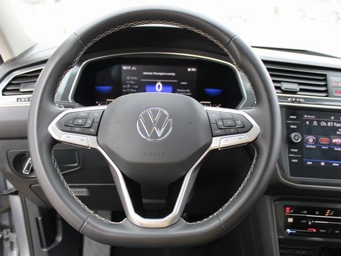 Certified 2022 Volkswagen Tiguan SE w/ Panoramic Sunroof Package image 11