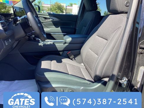 Used 2025 Chevrolet Traverse LT image 16