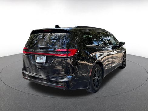 Used 2025 Chrysler Pacifica Limited FWD image 7