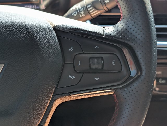 Used 2025 Chevrolet Trax RS w/ Sunroof Package FWD image 21
