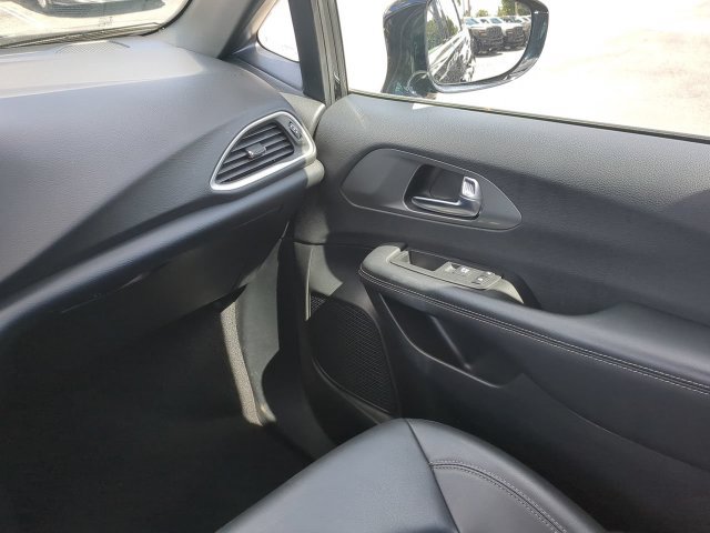 Used 2025 Chrysler Pacifica Select FWD image 20