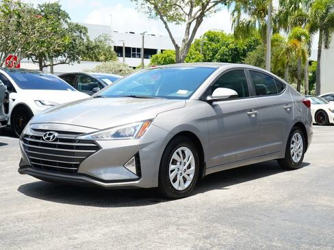 Used 2020 Hyundai Elantra SE FWD image 3