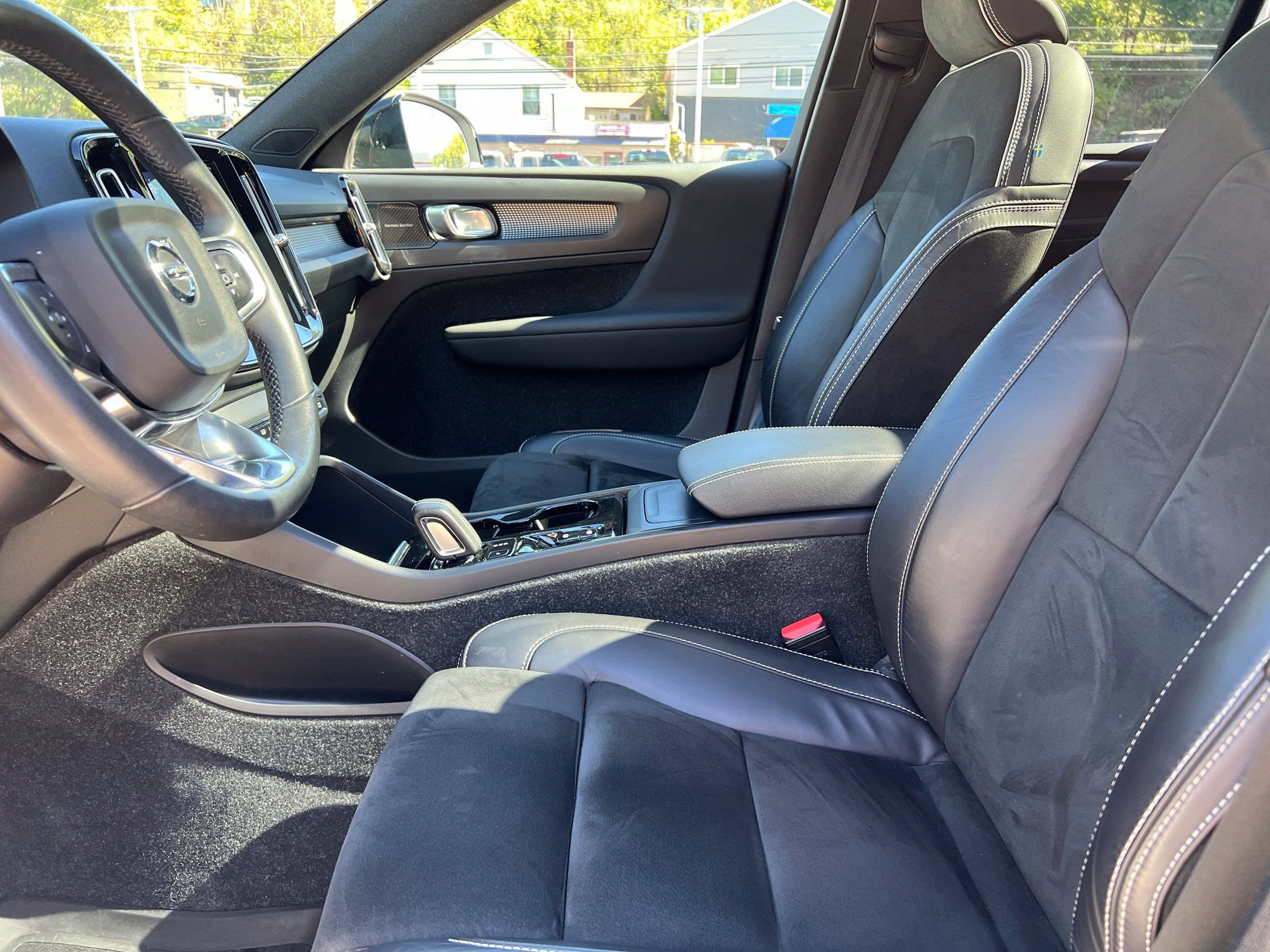 Used 2022 Volvo XC40 T5 R-Design w/ Advanced Package AWD/4WD image 17