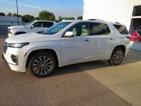 Used 2023 Chevrolet Traverse Premier image 1